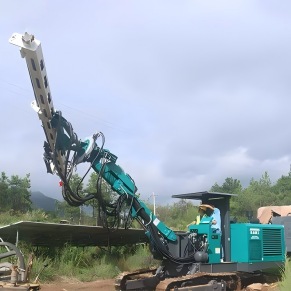 完美体育（中国）官方网站重工KS692顶锤隧道钻机